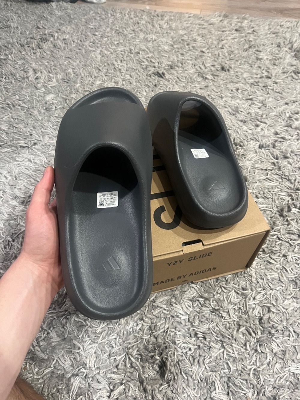 Yeezy slide size 11 granite - Picture 2 of 7
